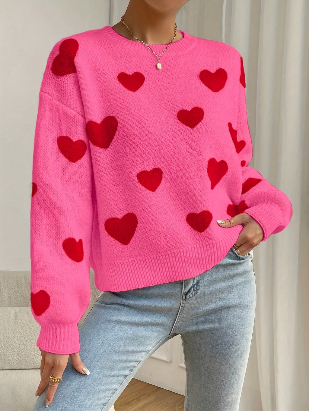 Sara | Pull rose avec motif de cœurs rouges et col rond