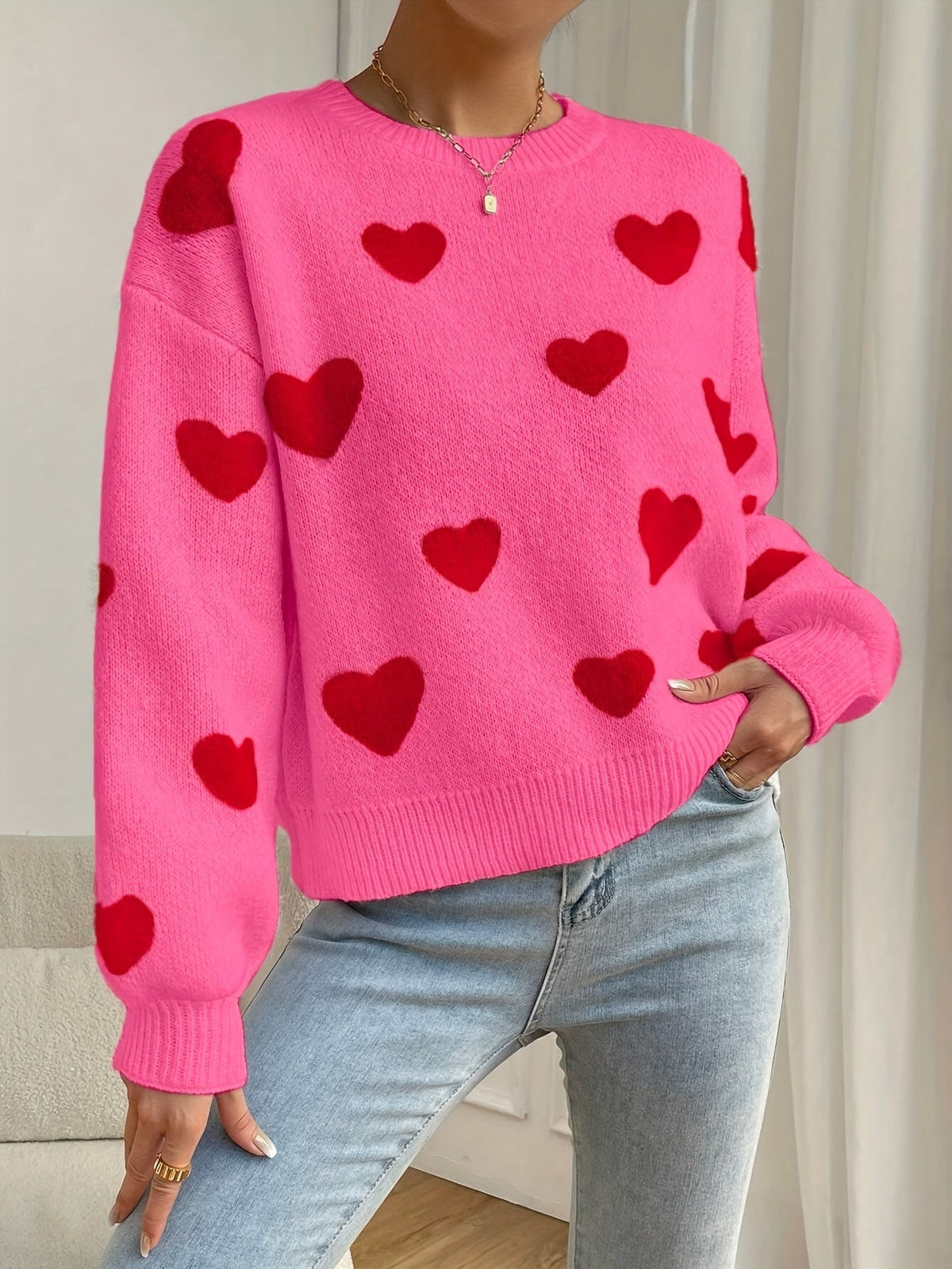 Sara | Pull rose avec motif de cœurs rouges et col rond
