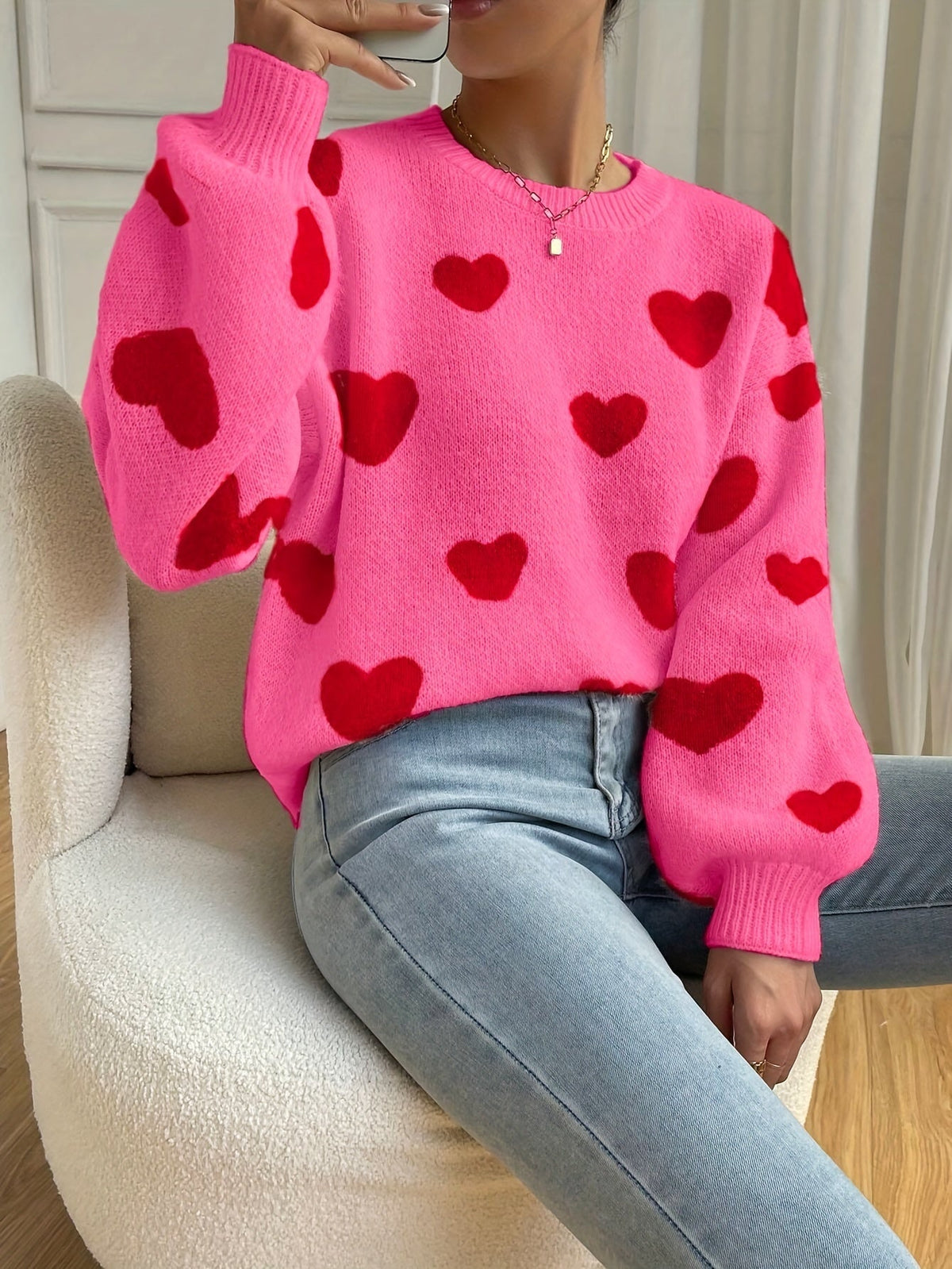 Sara | Pull rose avec motif de cœurs rouges et col rond