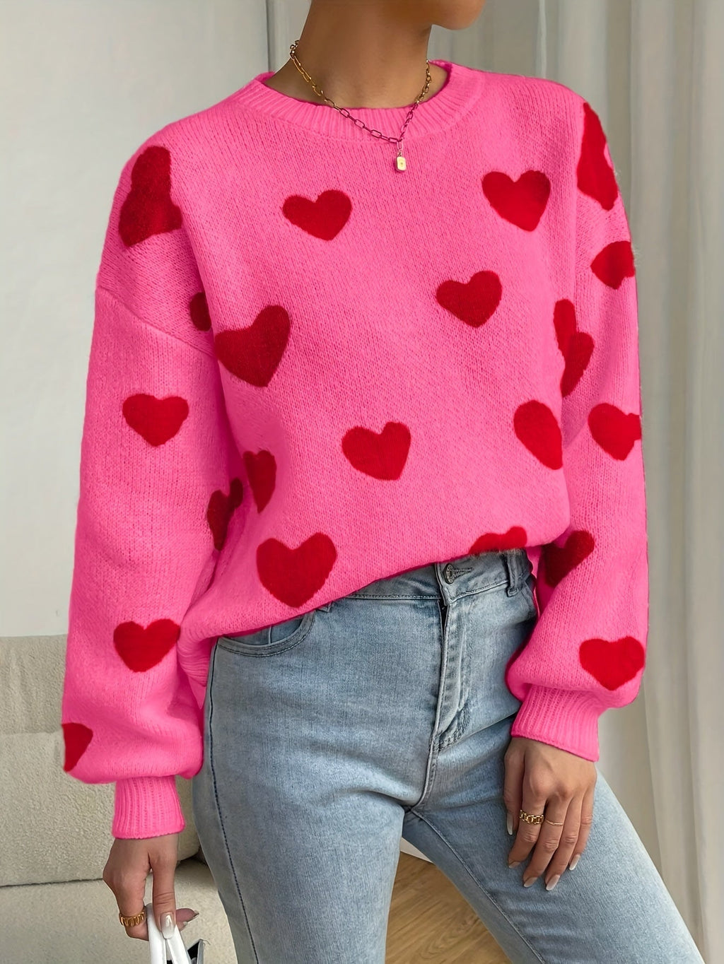 Sara | Pull rose avec motif de cœurs rouges et col rond