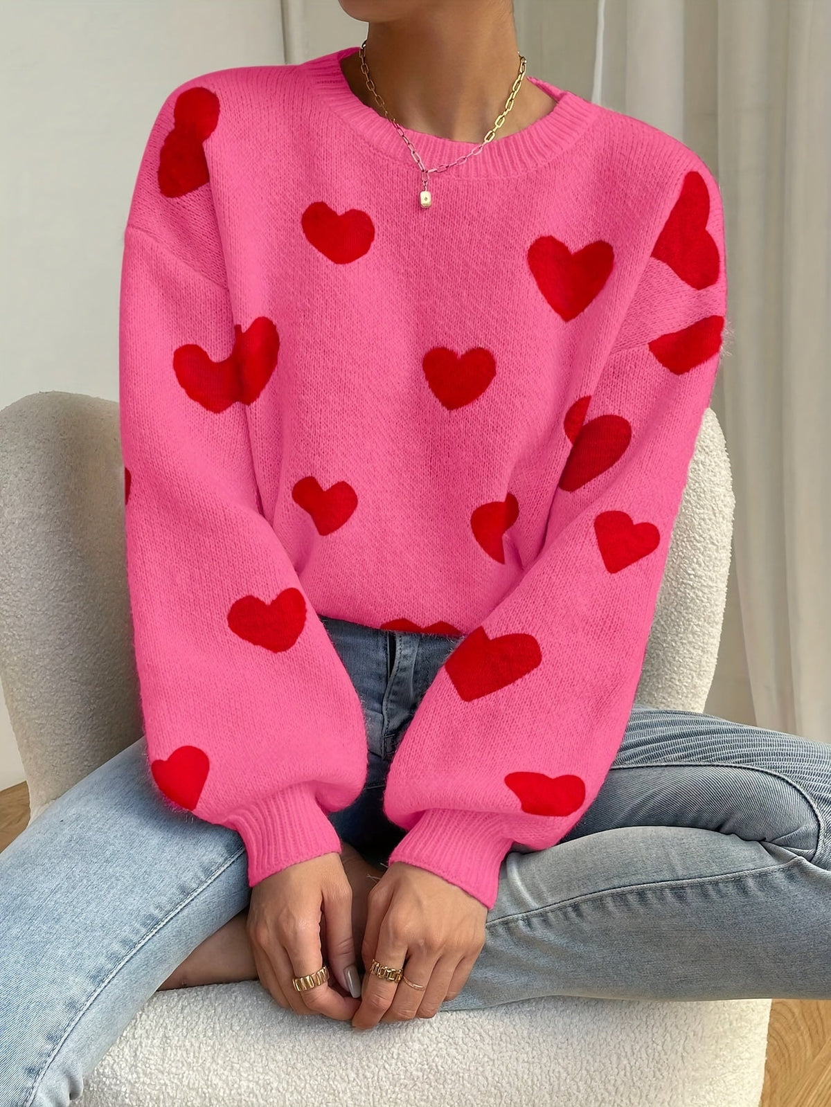 Sara | Pull rose avec motif de cœurs rouges et col rond
