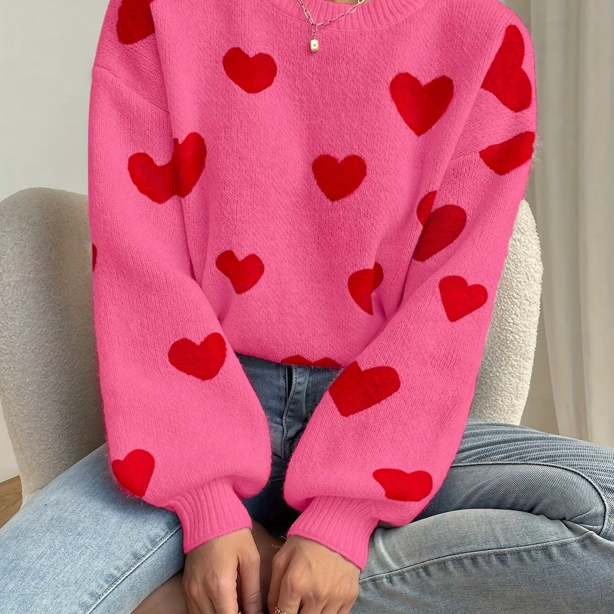 Sara | Pull rose avec motif de cœurs rouges et col rond