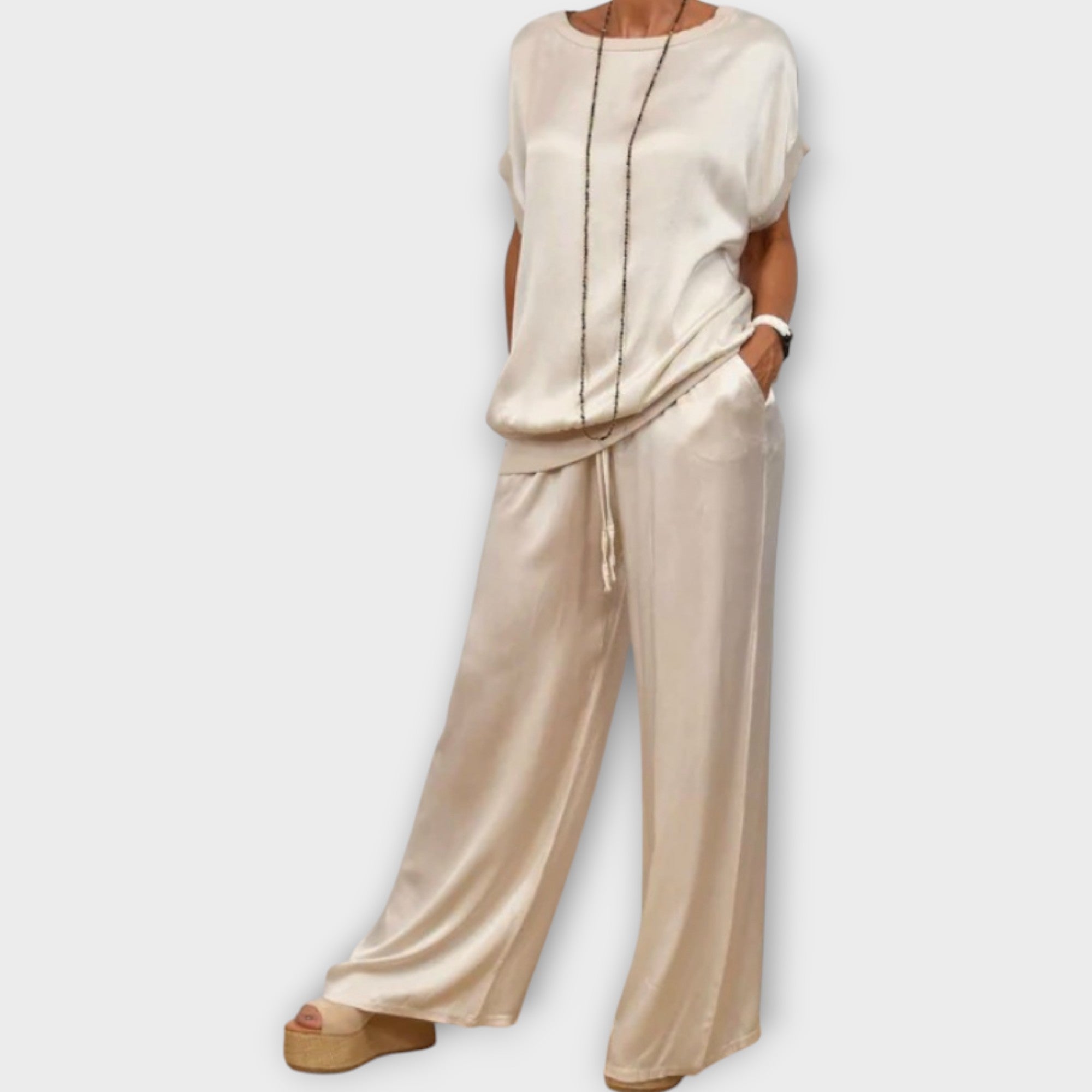 Ensemble de Deux Pièces en Satin Luxe