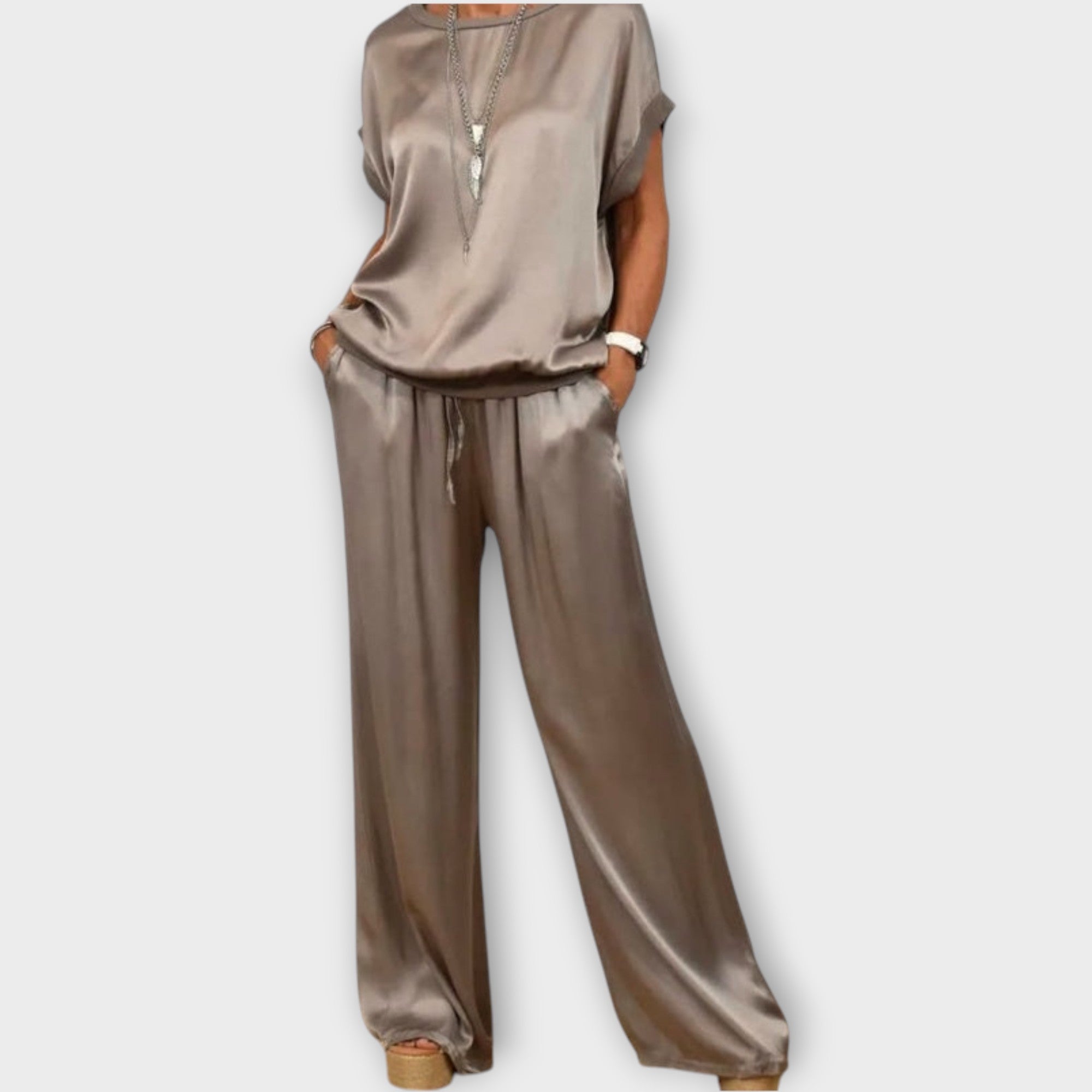Ensemble de Deux Pièces en Satin Luxe