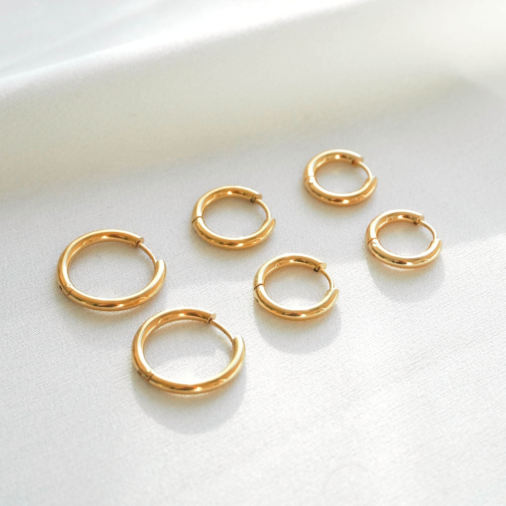 Le lot de trois boucles d'oreilles Effortless