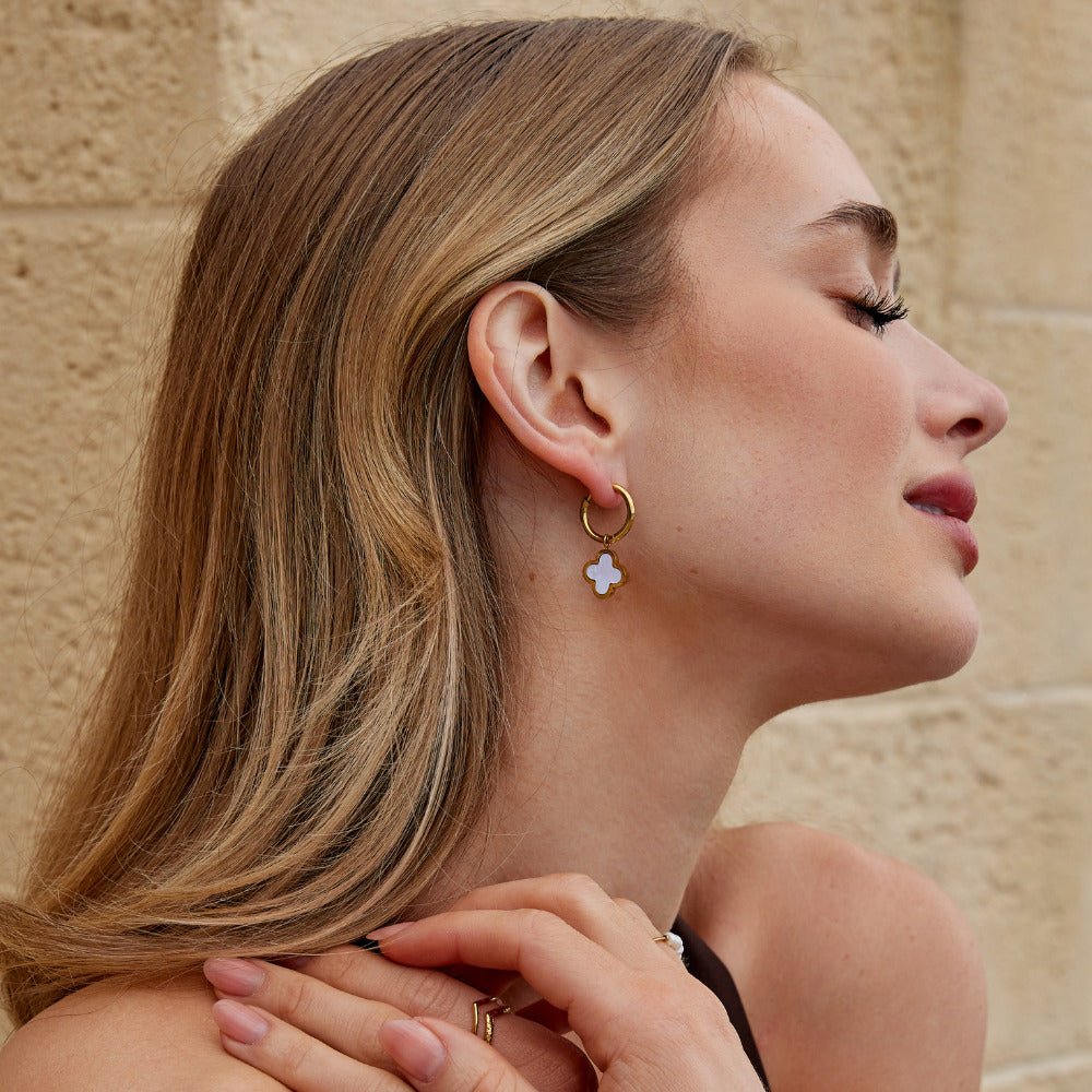 Boucles d'oreilles créoles trèfle blanc